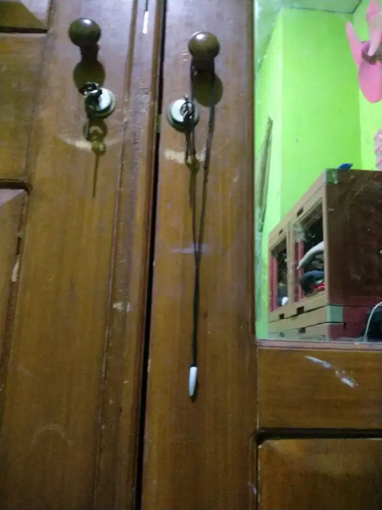 Kalung warna hitam itu nya putih