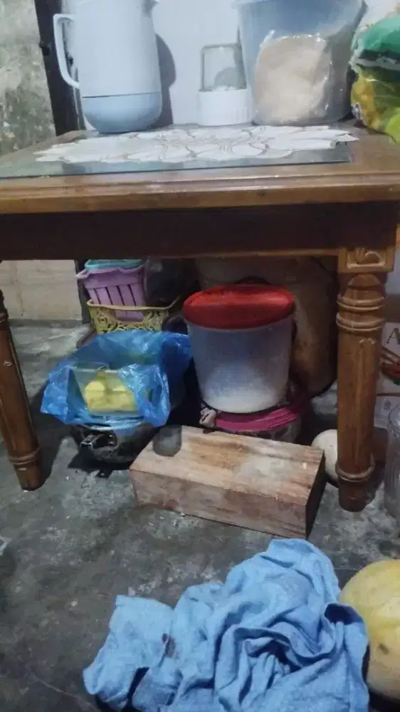 Dijual meja beserta kacanya..kayu jati