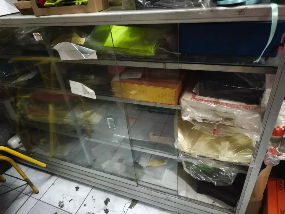 Etalase kaca susun