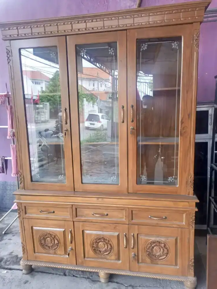 Lemari kaca hias kayu jati 3 pintu