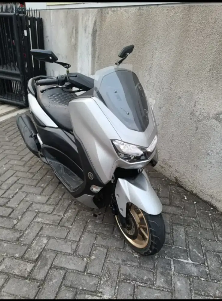 Yamaha NMAX 2021 warna Prestige Silver
fitur Connected keyles