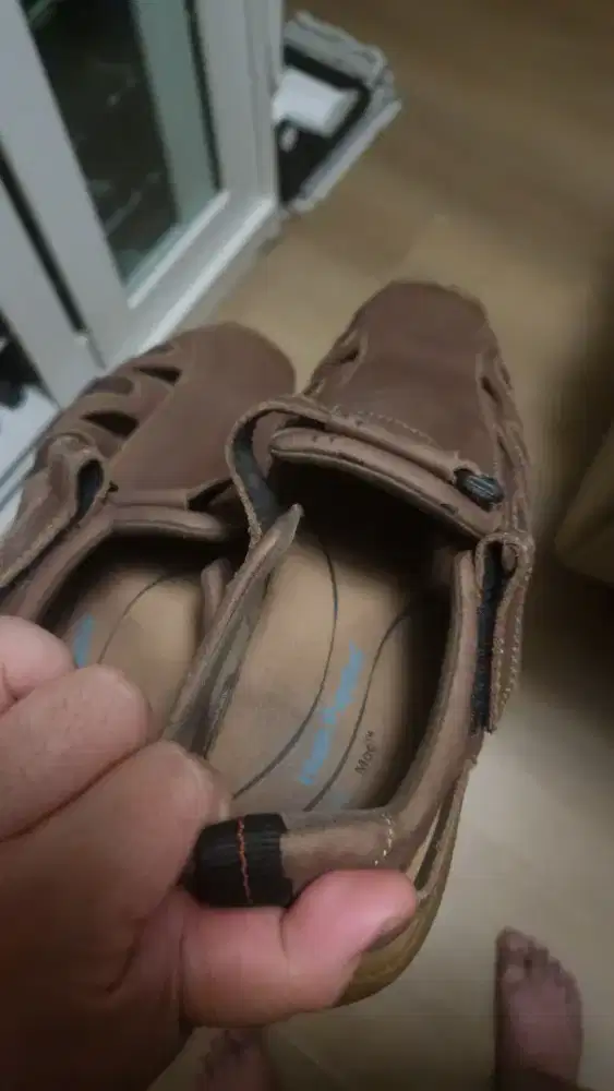 Sendal leather hush puppies