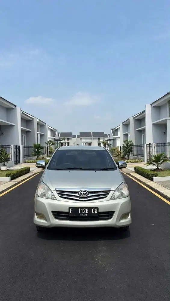 KIJANG INNOVA V Matic 2.0 Bensin