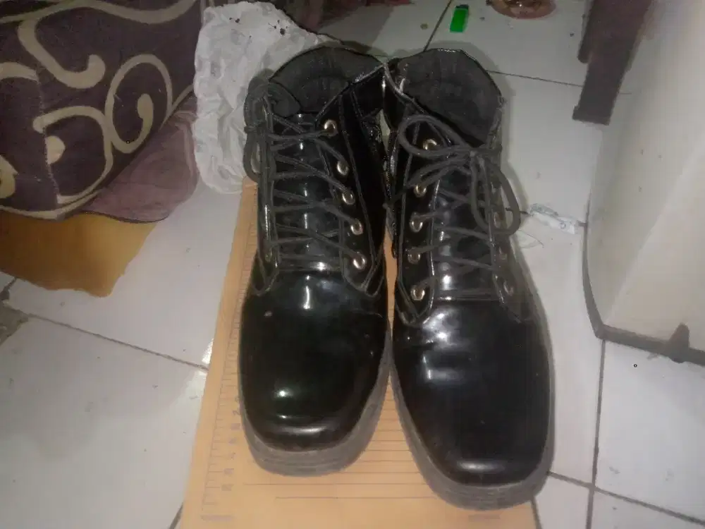 Sepatu Security