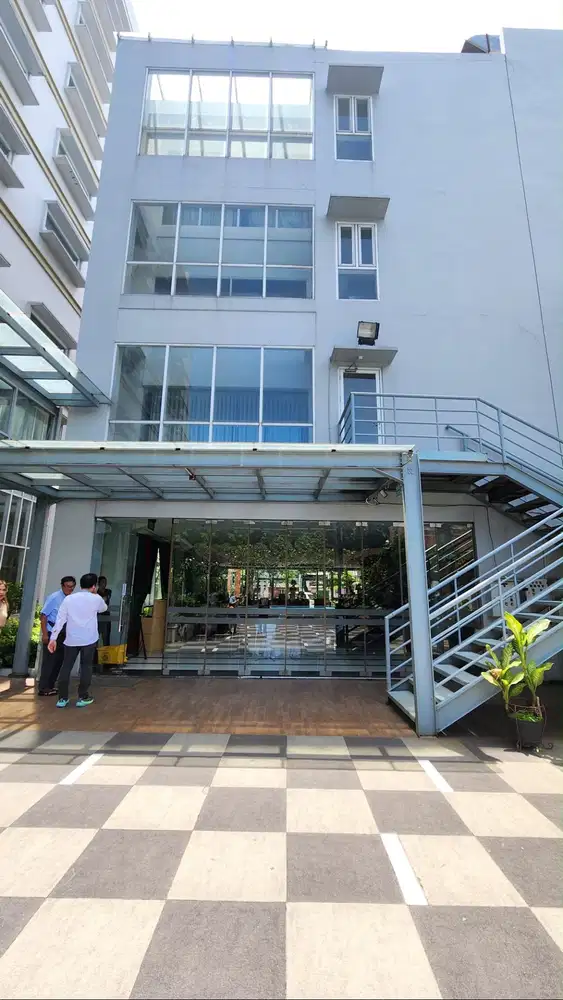 DISEWAKAN GEDUNG KOMERSIAL STRATEGIS 4 LANTAI NOL JALAN RAYA NGINDEN!