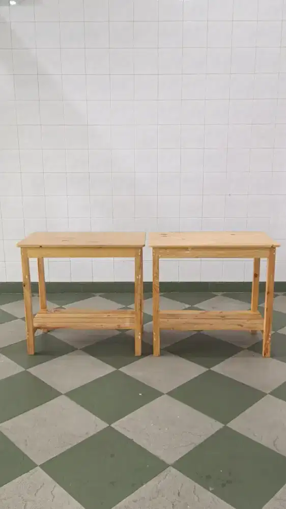 Meja Kayu dengan penopang kaki