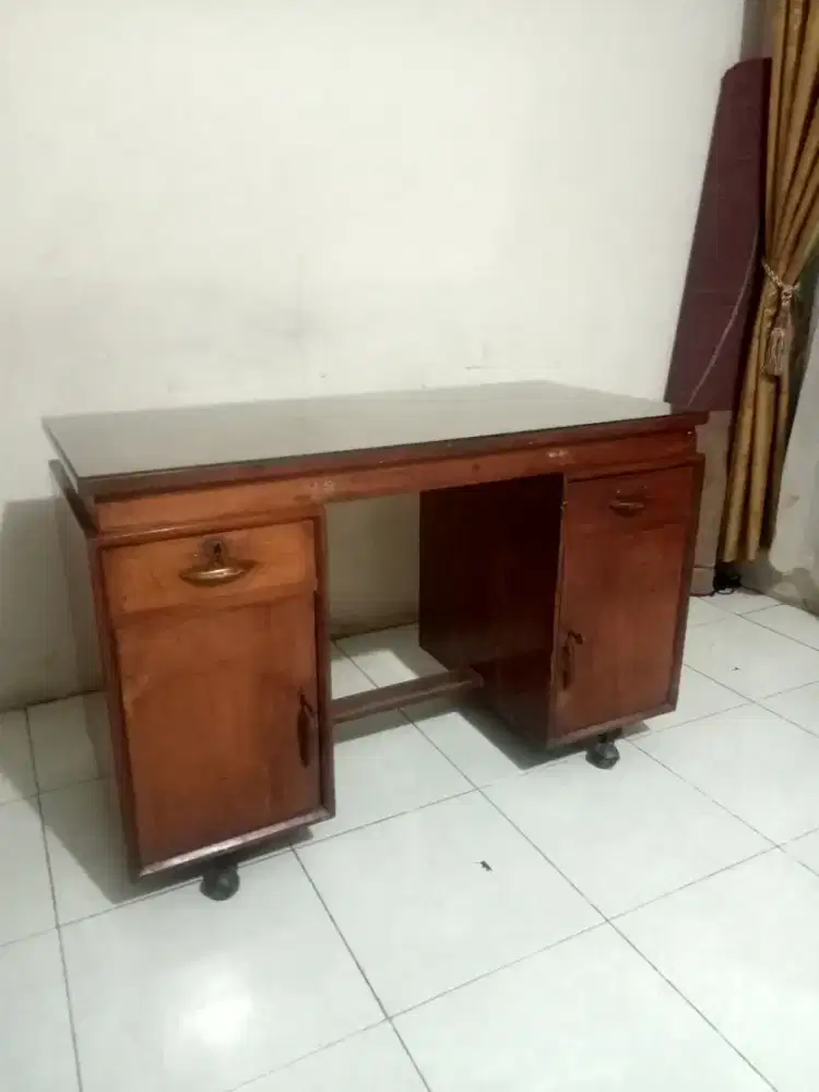 Meja dan lemari rak piring