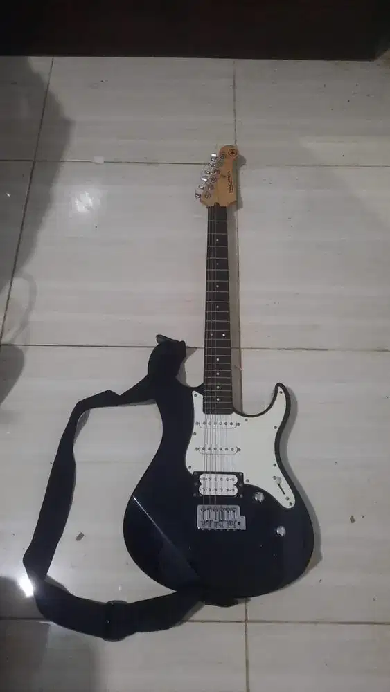 Yamaha Pacifica Electric Guitar + Tas