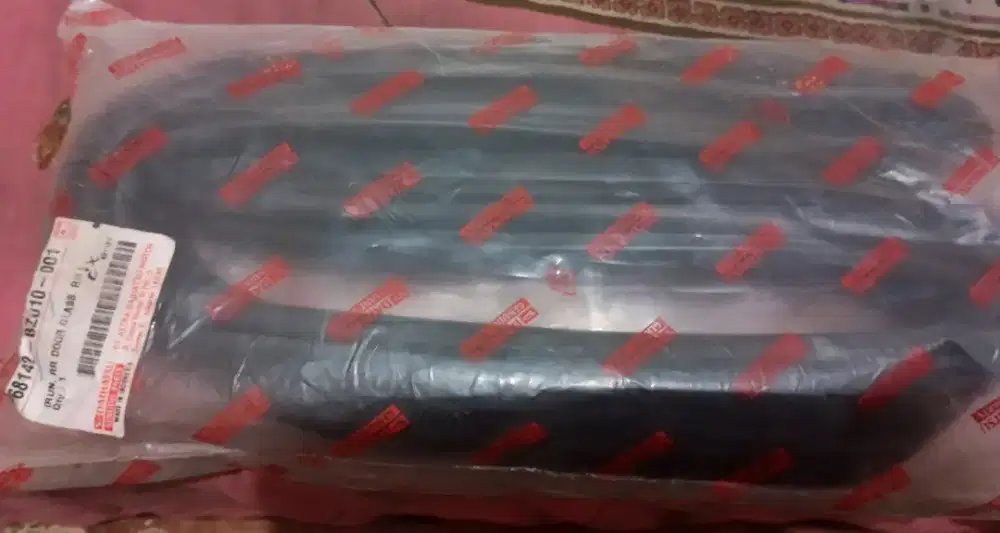 Karet jalur Kaca Pintu belakang Kanan Xenia, Avanza 04-11 Original