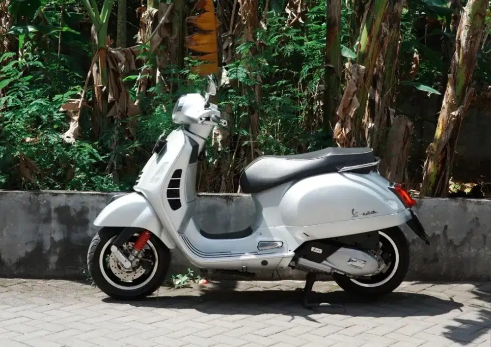 Vespa GTS IGET 150 ABS Grey Stille