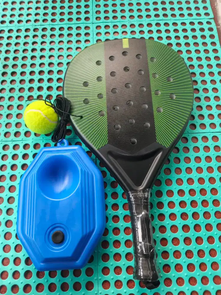 Raket padel bahan karbon