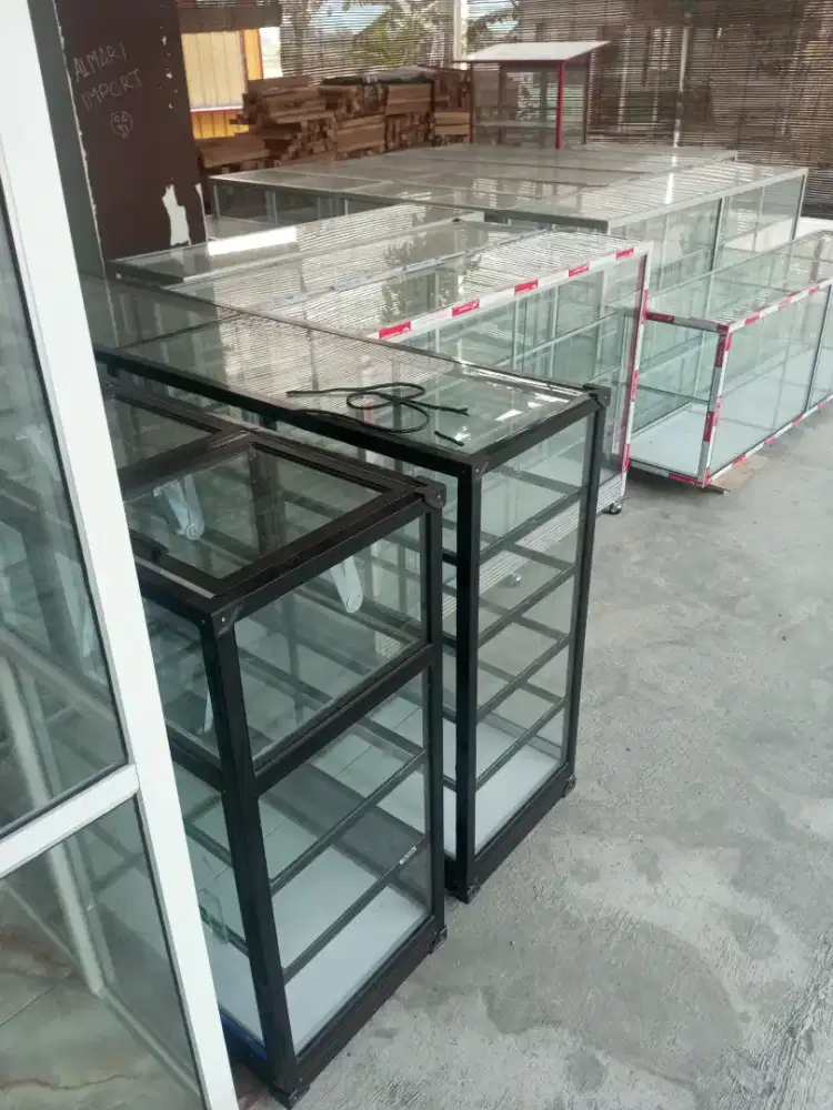 Etalase warung sembako madura