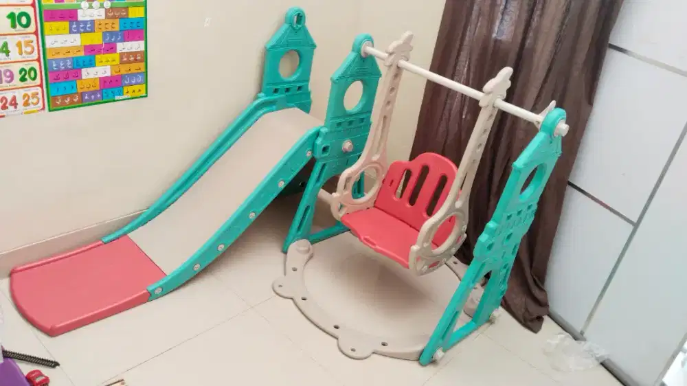 Mainan ayunan dan perosotan anak
