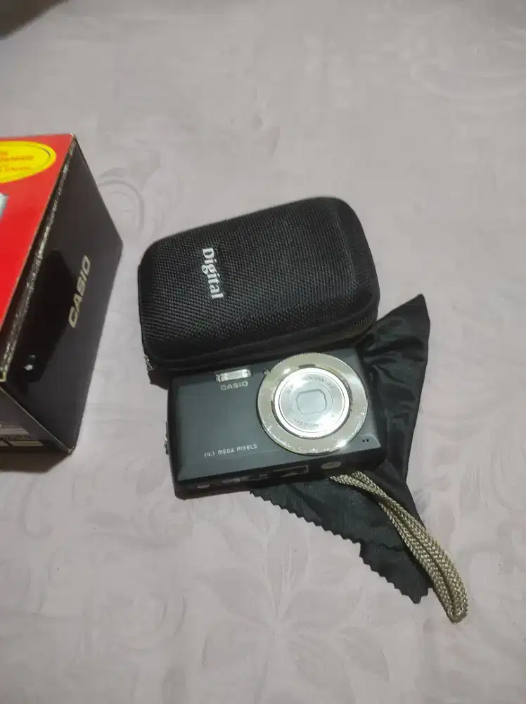 Kamera casio digital 14.1 mega pixels QV R-100