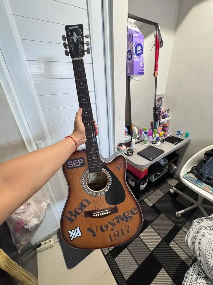 Gitar kondisi jatuh