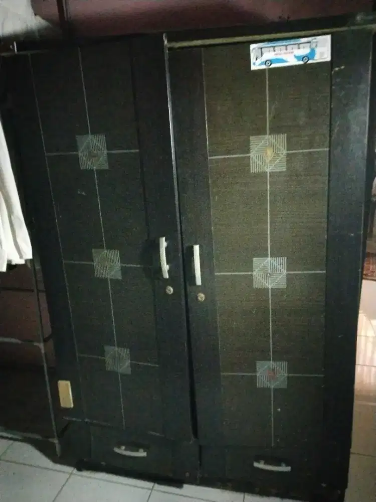 Dijual lemari bekas masih layak