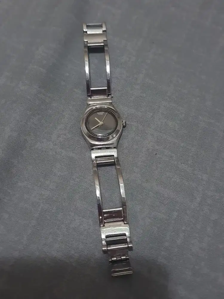 Preloved jam tangan wanita swatch classic ori