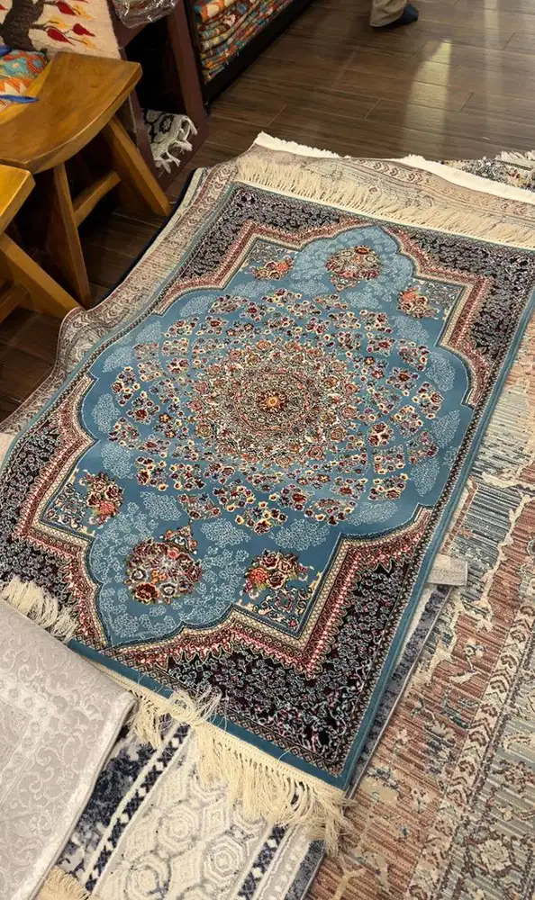 Karpet klasik Persia/Turki dengan dominan biru, ada rumbai/fringe,