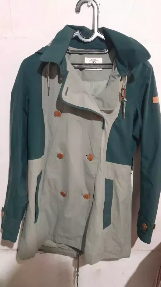 Jaket Pria dengan tutup kepala