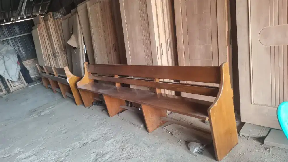 Bangku kursi gereja