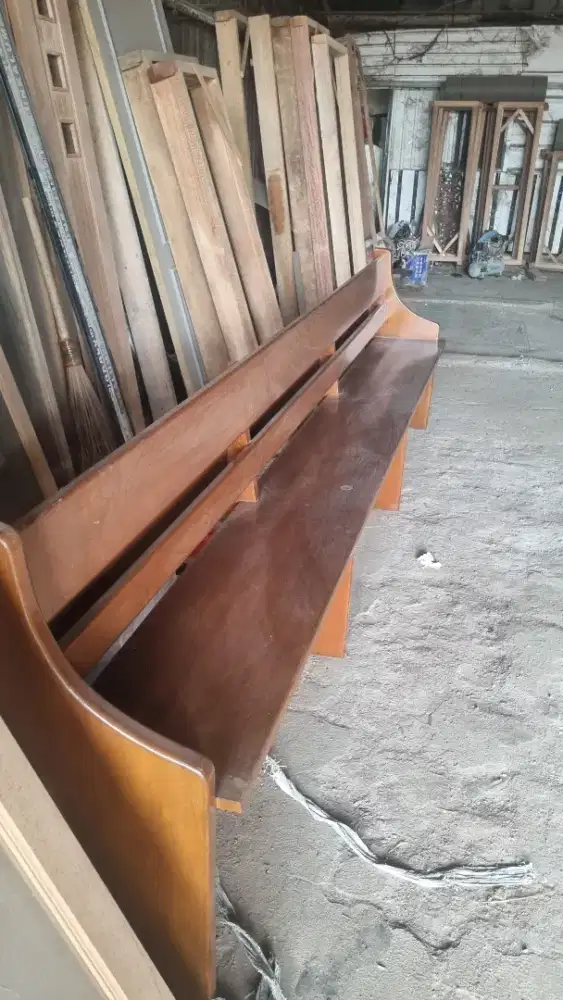 Bangku kursi gereja
