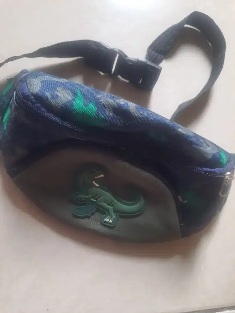 Tas pinggang selempang anak dino