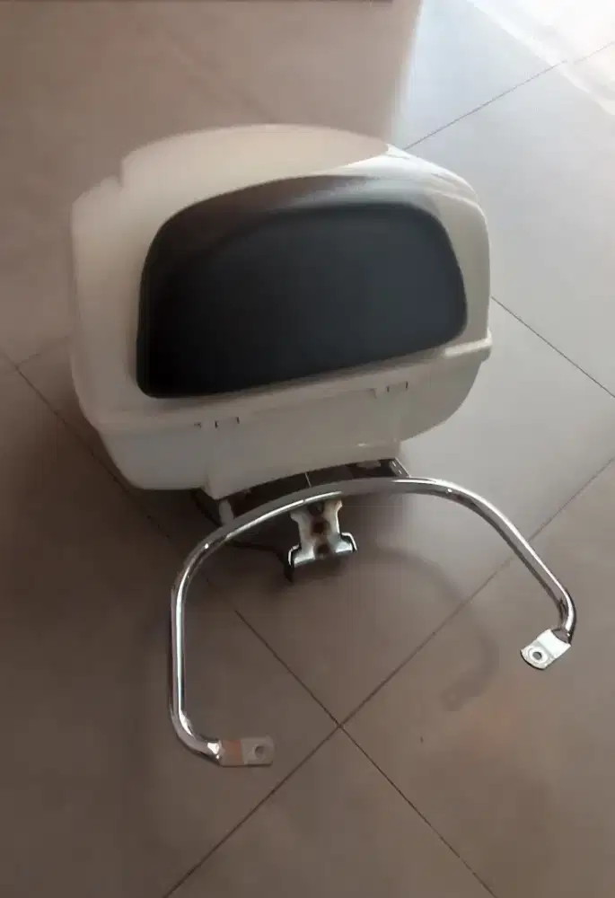 TOP BOX VESPA LX PUTIH ORIGINAL
