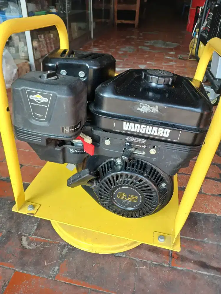 DIJUAL MESIN 
VIBRATOR  ENGINE VANGUARD 6.5 HP
 (GRESS + SELANG 4 MET