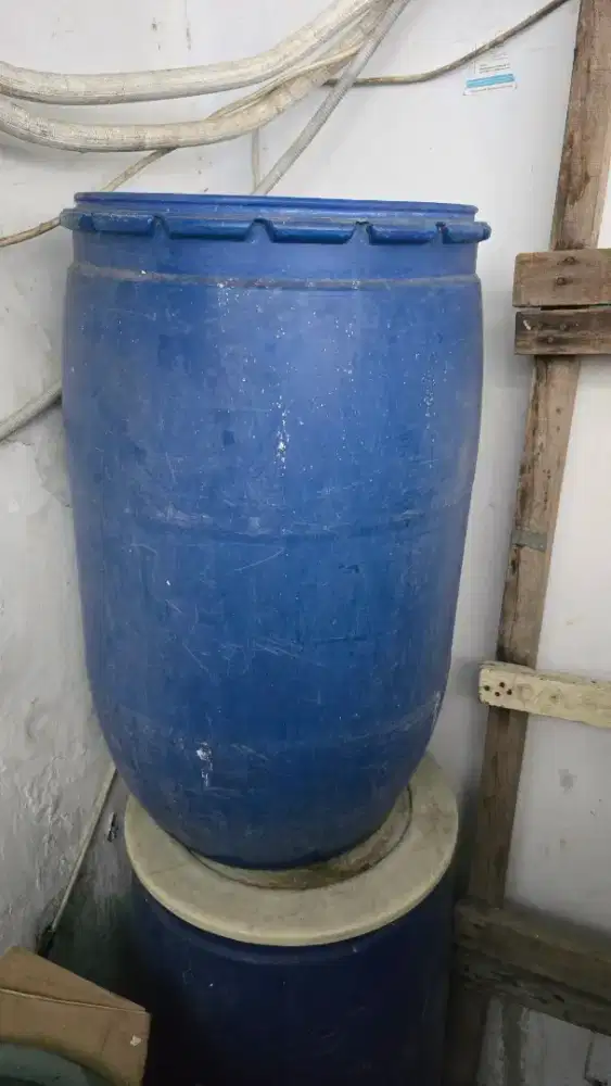 Drum biru air ukuran sedang