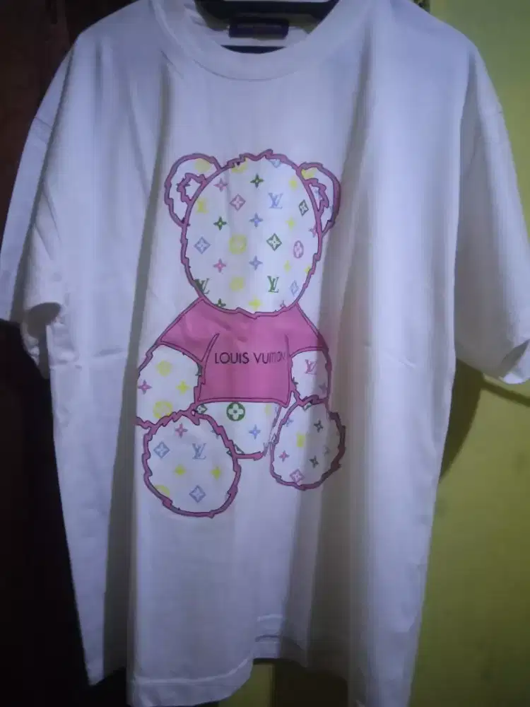 Kaos Louis Vuitton UK L putih pink