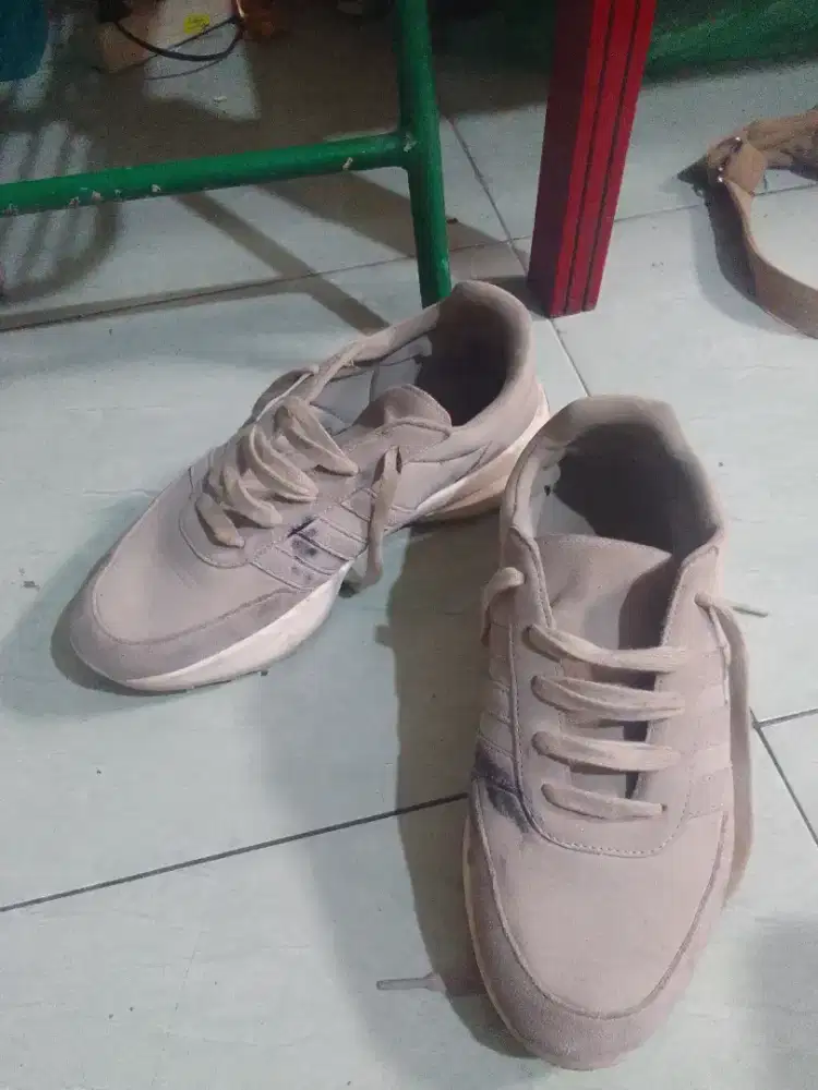sepatu olahraga ADIDAS