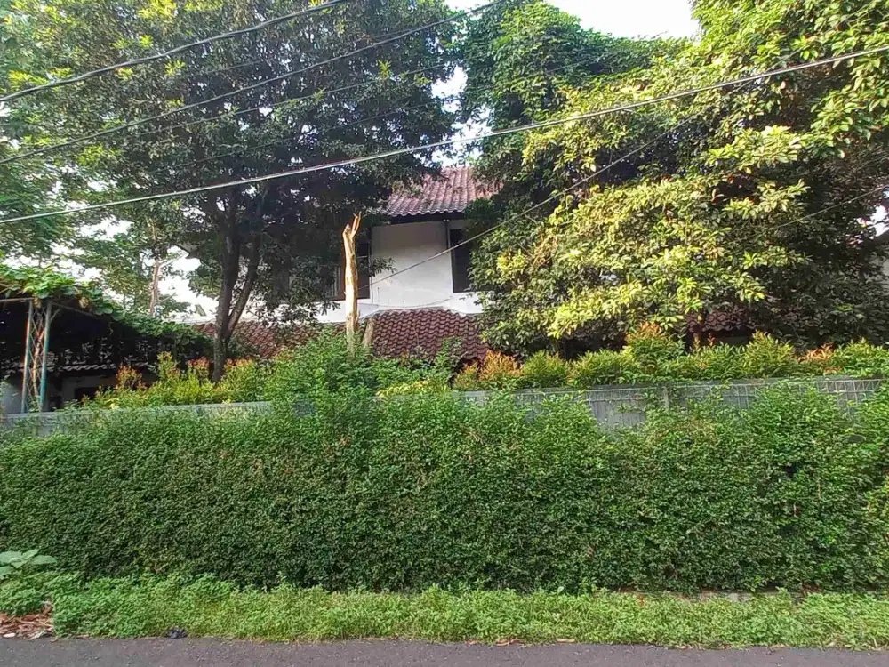 Rumah 2 lantai siap huni dng. swimming pool & halaman belakang yg luas di daerah tenang & strategis, Cilandak Jaksel