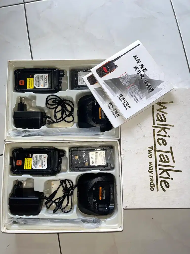 Sepasang Walkie Talkie HandyTalkie HT 2 way Radio Siap Pakai
