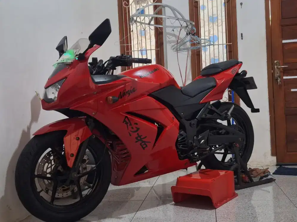 Kawasaki ninja 250 CC merah metalik ferari