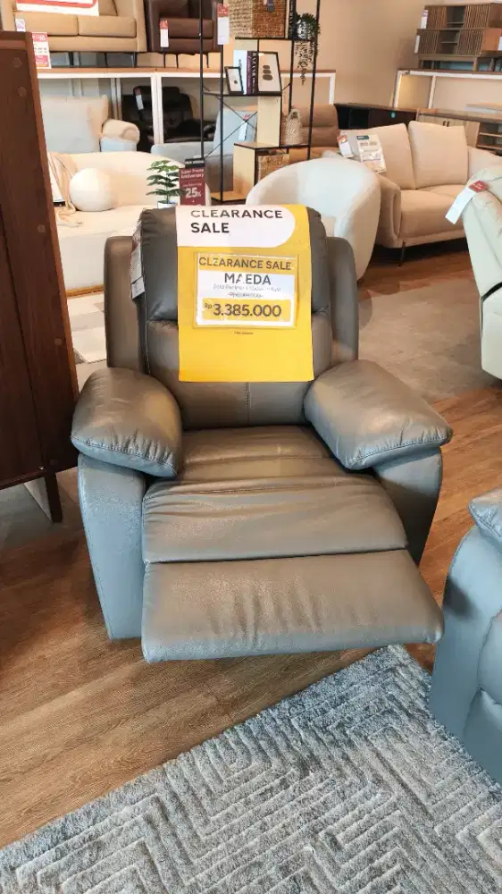 Promo sofa recliner display