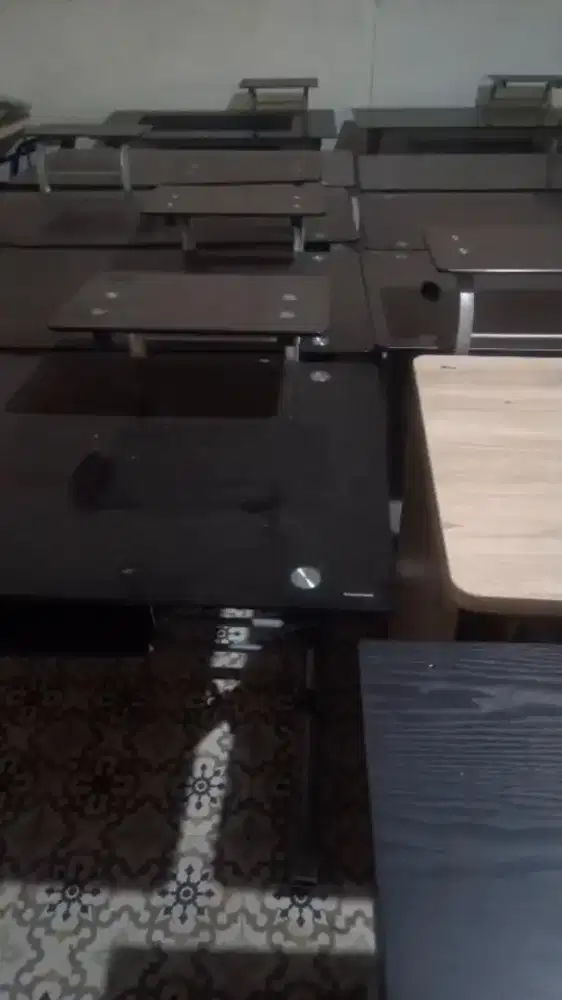 Meja Komputer Kaca Hitam Tempered Kaki X + Tray Keyboard Bekas Terawat