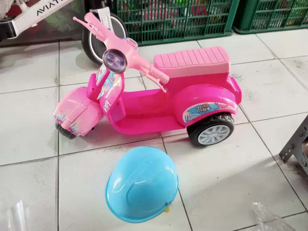 Mainan Anak Vespa Naik Helm