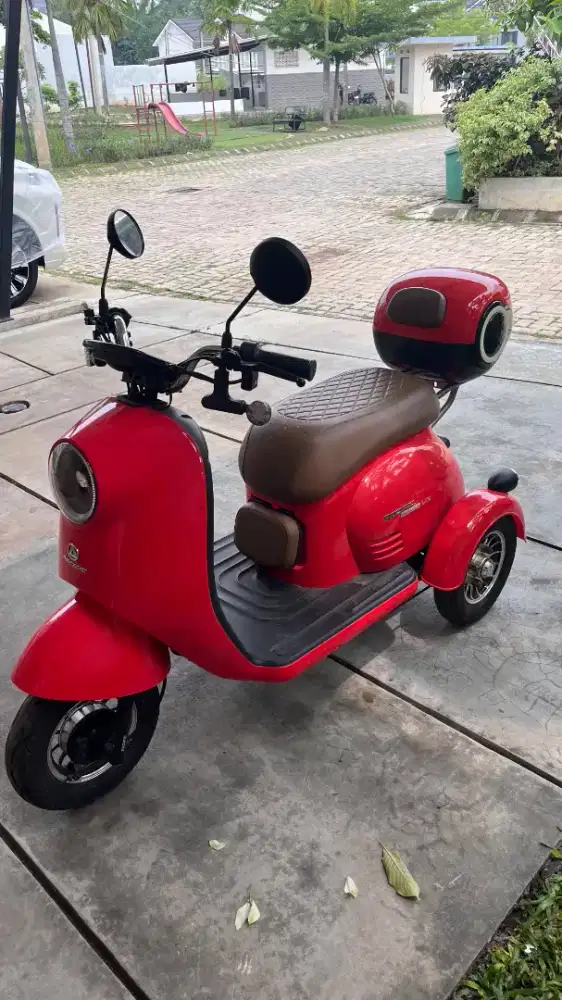 Sepeda Motor Listrik Roda Tiga Pacific Crosser VX Merah - Like New