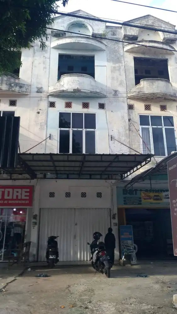 Ruko 3 Lt dijual di Jl. T. Iskandar, 200 m dar Plaza Aceh, Beurawe.