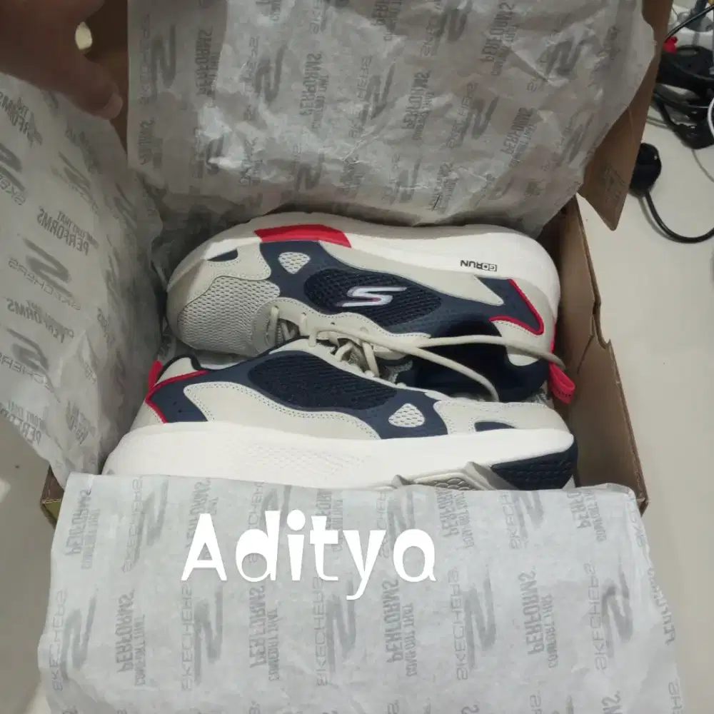 SKETCHERS GO RUN ELEVATE, SIZE 42