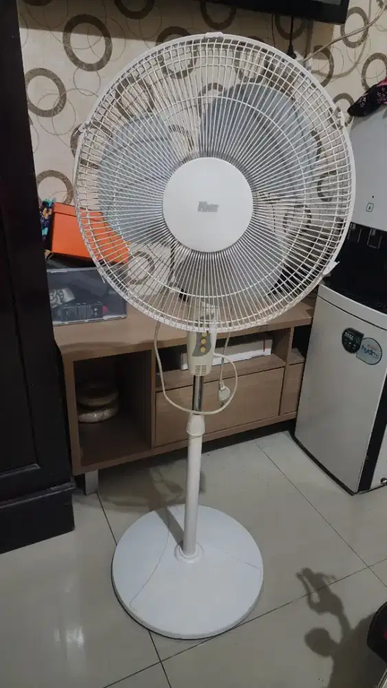 Kipas Angin Berdiri 16 inci