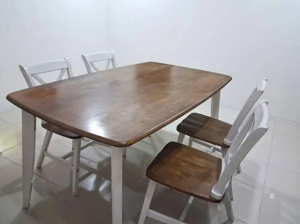Meja Makan Aesthetic Minimalis 4 Kursi – Elegan & Siap Pakai!