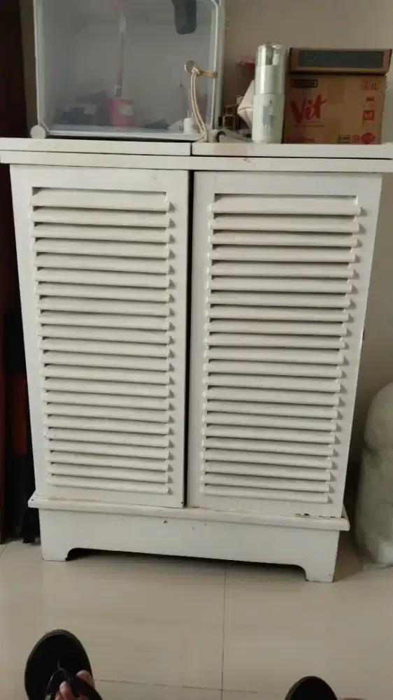 Dijual lemari model bar untuk piring, botol dan perlengkapan dapur