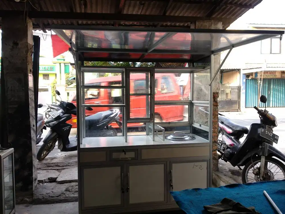Gerobak bakso , mie ayam dan gorengan