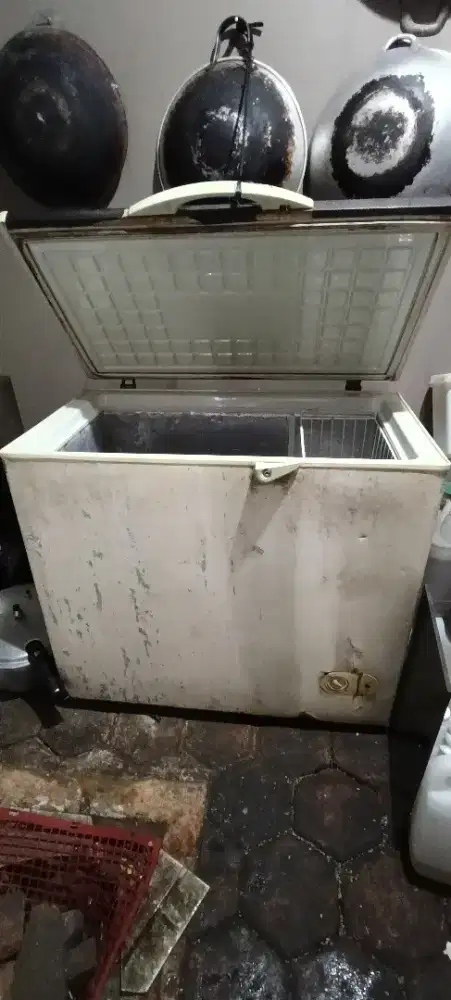 Pendingin Bahan Baku /Freezer
