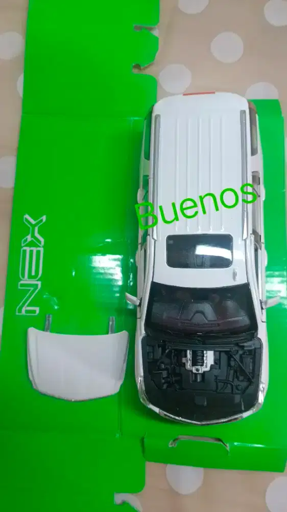 Diecast 1:24 Welly Escalade Putih Elegan