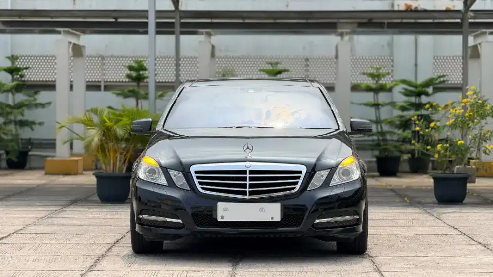 MERCY E300 AVANTGRADE, 2010 HITAM
