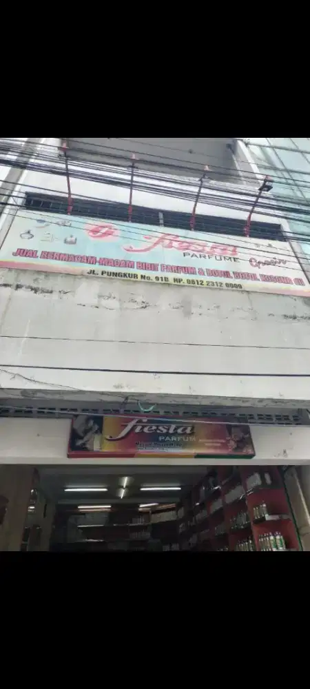Dibutuhkan karyawan(khusus cewek)