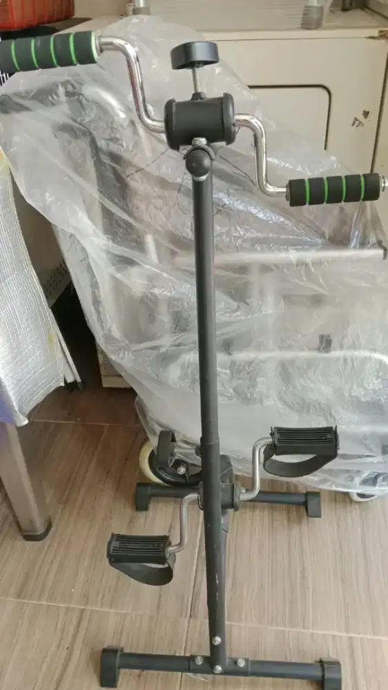 3 paket alat manula (walker roda, kursi toilet duduk, sepeda statis)
