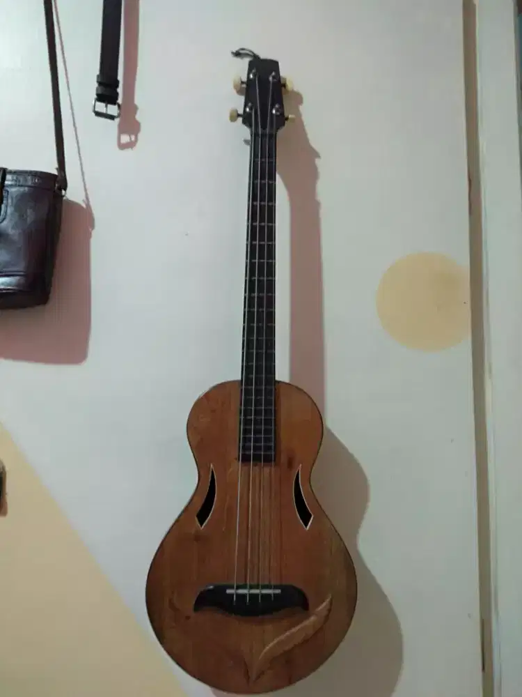 Bass ukulele akustik bersenar empat, F (f-hole).